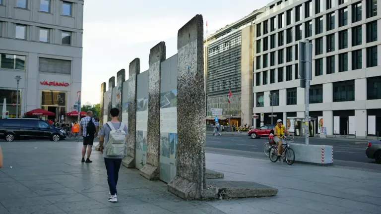 Ein Teil der Berliner Mauer mit Graffiti im Zentrum von Berlin.