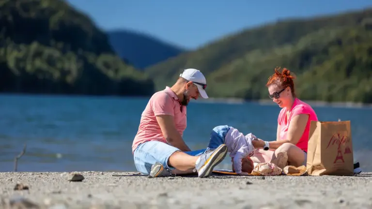 Eine Familie verbringt an einem sonnigen Tag gemeinsam Zeit an einem See.