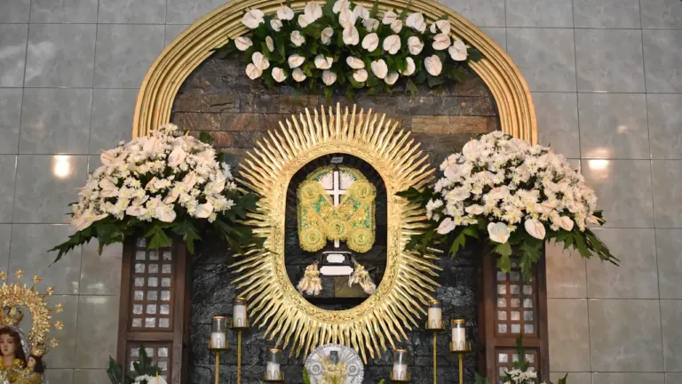 Ein prachtvoll geschmückter Altar mit Blumenarrangements anlässlich des Feiertags Mariä Himmelfahrt in einer Kirche.