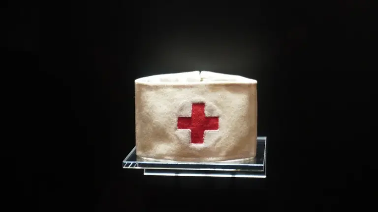 Historische Armbinde mit rotem Kreuz als Symbol für medizinische Hilfe im Krieg.