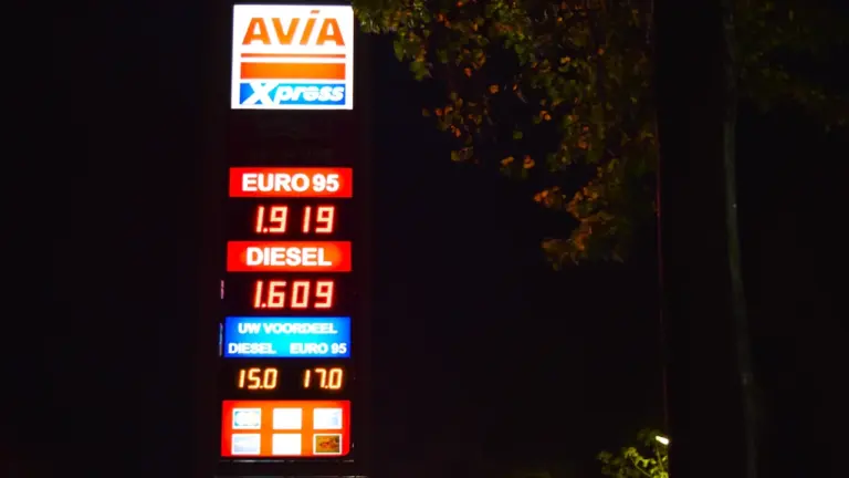Digitales Preisschild einer Tankstelle bei Nacht mit Anzeige für Benzin und Diesel