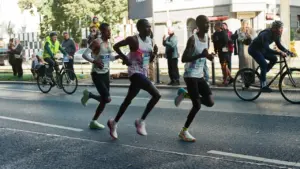 Spitzenathleten laufen beim Berlin-Marathon auf einer breiten Straße durch die Stadt.