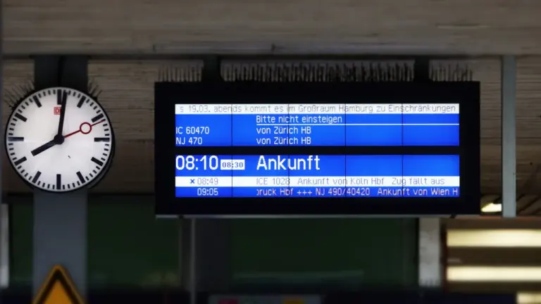 Anzeigetafel am Bahnhof zeigt aktuelle Informationen zu Abfahrt und Ankunft der Züge an.
