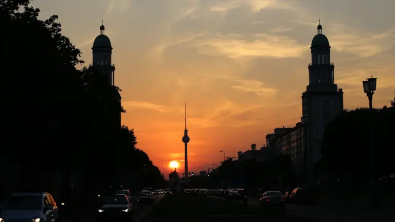Sonnenuntergang in Berlin mit Blick auf den Fernsehturm an der Karl-Marx-Allee.