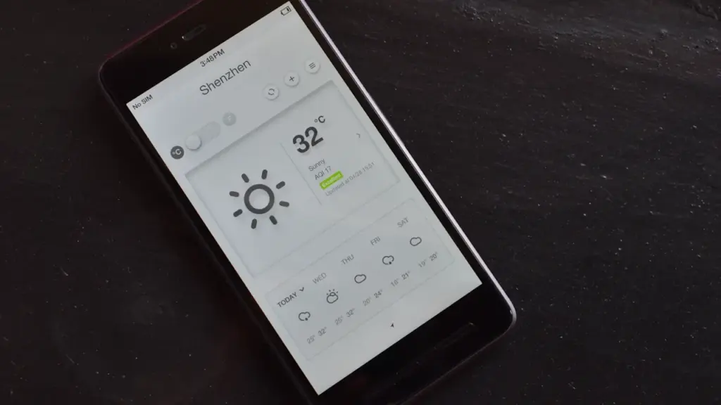 Ein Smartphone zeigt eine Wettervorhersage auf dem Bildschirm zur morgendlichen Prüfung.