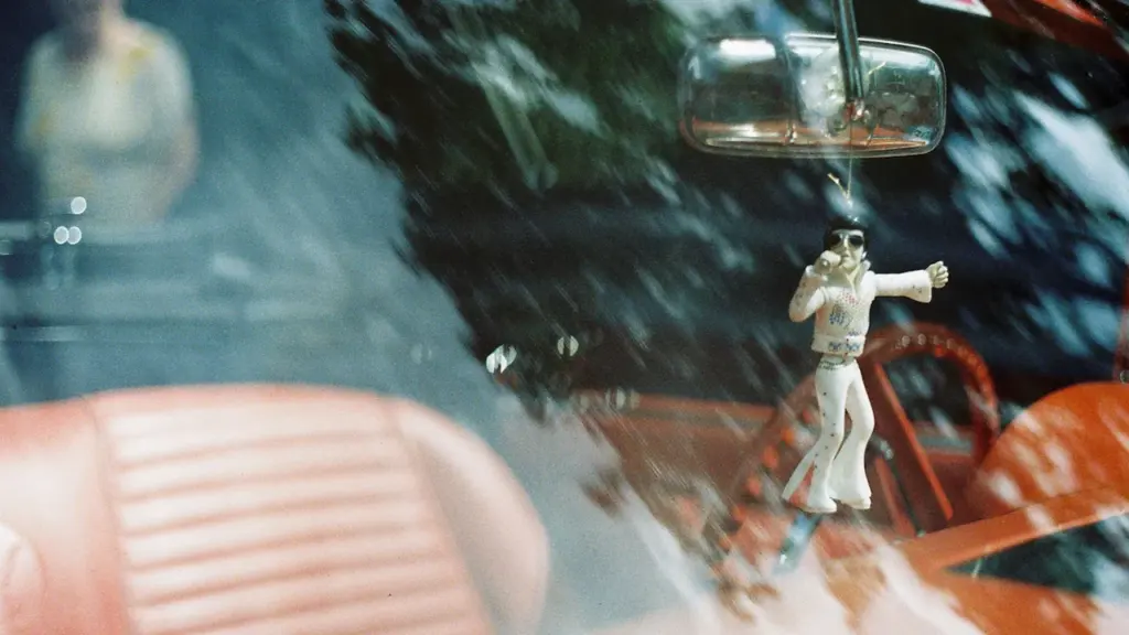 Elvis Presley Spielzeugfigur am Rückspiegel eines Autos in Bad Nauheim.