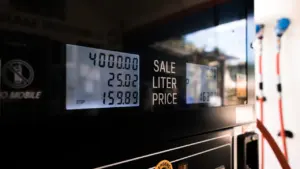 Nahaufnahme einer digitalen Zapfsäulen-Anzeige mit Preisangaben an einer Tankstelle.