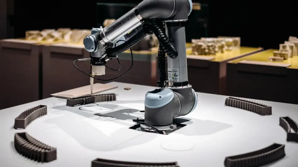 Ein technischer Roboterarm arbeitet präzise an einem industriellen Arbeitsplatz in Deutschland.
