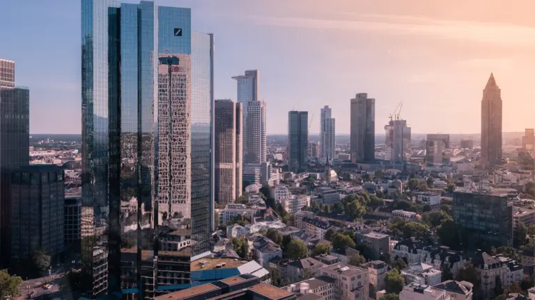 Blick auf die Frankfurter Skyline mit dem markanten Deutsche Bank Hochhaus bei Tageslicht.