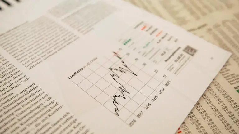 Wirtschaftszeitung mit einer grafischen Darstellung von Aktienkursen und Finanzmarktentwicklungen für Investoren.