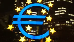 Das leuchtende Euro-Symbol vor dem Gebäude der Europäischen Zentralbank in Frankfurt am Main.