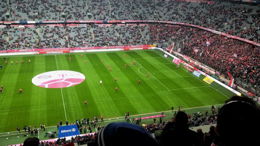 Die Allianz Arena während eines Spiels des FC Bayern mit voll besetzten Zuschauerrängen.