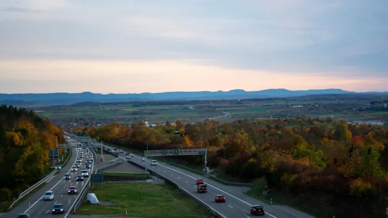 Autobahn in Deutschland mit viel Verkehr am Ende der Sommerferien bei Tageslicht.