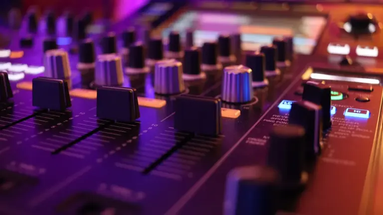 Detailaufnahme eines professionellen Mischpults in einem modernen Tonstudio für Musikproduktionen.
