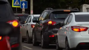 Dichte Autoschlange im dichten Stadtverkehr bei Tag mit Verkehrsschildern