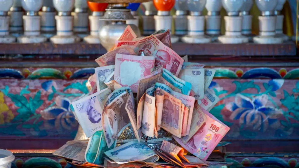Ein Stapel verschiedener Banknoten liegt zur symbolischen Darstellung von Fördergeldern in einer dekorativen Schale.