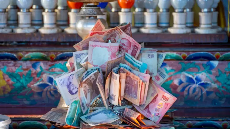 Ein Stapel verschiedener Banknoten liegt zur symbolischen Darstellung von Fördergeldern in einer dekorativen Schale.