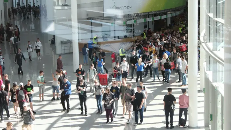 Zahlreiche Besucher strömen in den Eingangsbereich der Gamescom Messehallen in Köln.