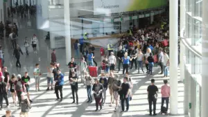 Besucher strömen in das Eingangsfoyer der Gamescom Messe in Köln