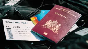Reisepass und Bordkarte bereit für eine Flugreise nach Großbritannien auf einer Tasche.