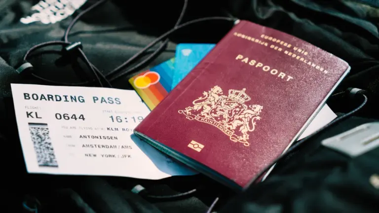 Reisepass und Bordkarte bereit für eine Flugreise nach Großbritannien auf einer Tasche.
