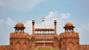 Die indische Flagge weht stolz über dem historischen Red Fort in Delhi.