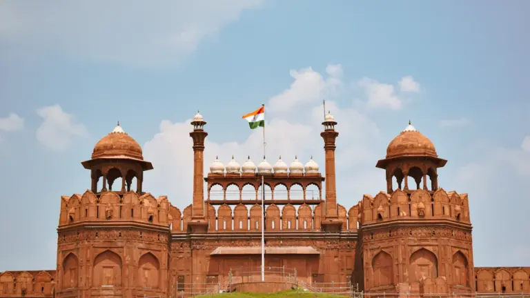 Die indische Flagge weht stolz über dem historischen Red Fort in Delhi.