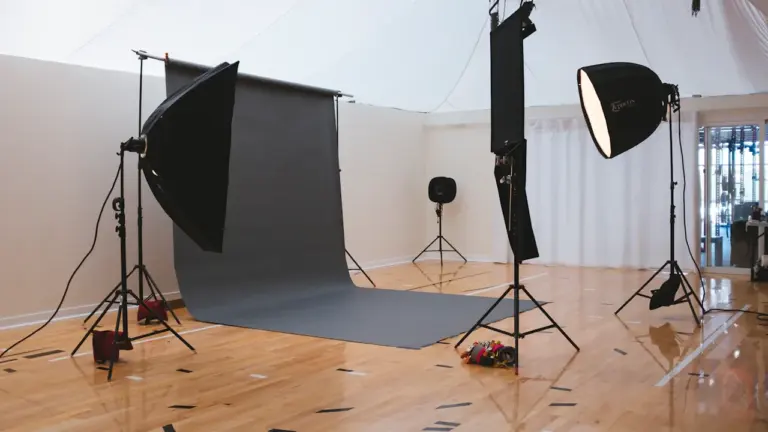 Ein leeres Tanzstudio mit professioneller Beleuchtung und einem grauen Hintergrund.