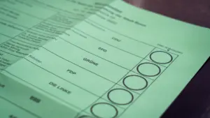 Ein grüner Wahlzettel für die Landtagswahl in Mecklenburg-Vorpommern mit verschiedenen Parteien zur Auswahl.