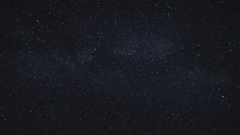 Ein beeindruckender Sternenhimmel in einer klaren Nacht über einer deutschen Landschaft.