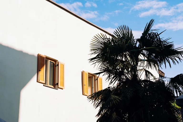 Richtig lüften im Sommer: So bleibt die Wohnung kühl