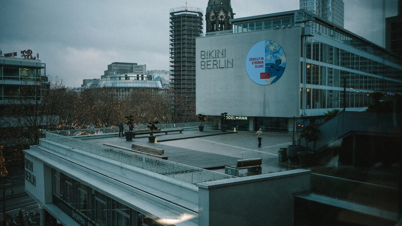 Blick über die Dächer von Berlin mit dem bekannten Bikini Berlin Gebäude bei Bewölkung.
