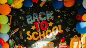 Buntes Schulstart-Schild mit Luftballons und Dekorationen zum Schulanfang in Berlin und Brandenburg.