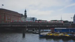 Hamburger S-Bahn fährt über eine Brücke mit Blick auf die Stadt