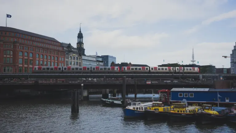 Hamburger S-Bahn fährt über eine Brücke mit Blick auf die Stadt