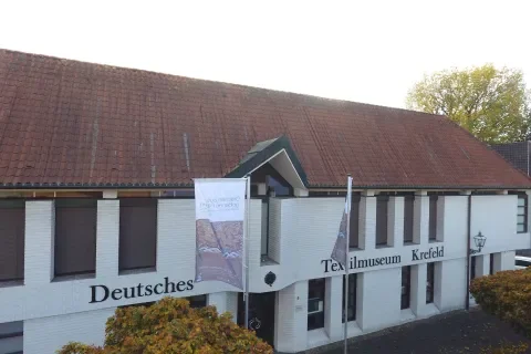 Sechs Waldkleider verändern Krefelds „Sehnsucht Wald“