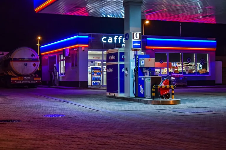 Spritpreis-Check: Warum Ihr Tankstopp am Abend bares Geld spart