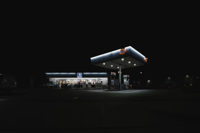 Spritpreis-Check: Warum Ihr Tankstopp am Abend bares Geld spart