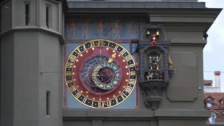 Detailaufnahme einer historischen astronomischen Uhr an einer alten europäischen Gebäudefassade.