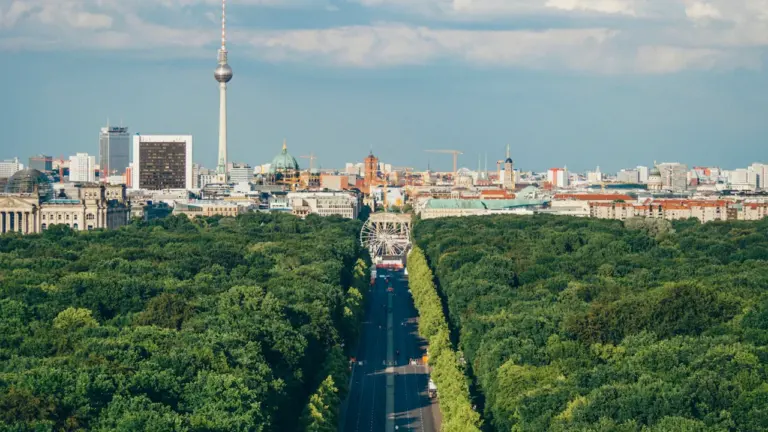 Luftaufnahme von Berlin mit Fernsehturm an einem strahlend sonnigen Tag.