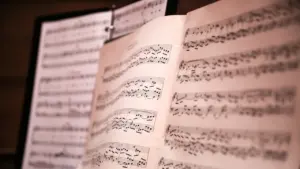 Notenblatt auf einem hölzernen Tisch für eine musikalische Veranstaltung in Wiesbaden.