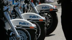 Polizei-Motorräder in einer Reihe geparkt, Symbolbild für die straßenverkehrsrechtliche Kontrolle.