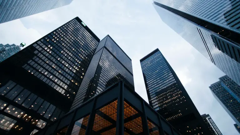 Moderne Bürohochhäuser in einer Stadt symbolisieren Unternehmertum und wirtschaftliche Stabilität für den Mittelstand.