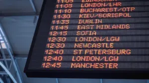 Eine Anzeigetafel am Flughafen zeigt internationale Flugverbindungen und Abflugzeiten für Reisende an.