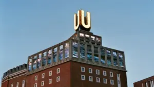 Das markante Dortmunder U Gebäude bei blauem Himmel in der Innenstadt von Dortmund.