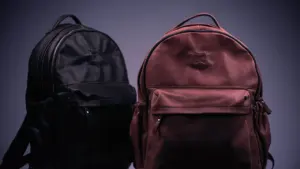 Zwei hochwertige Lederrucksäcke stehen bereit für den kommenden Schulstart in Bayern.