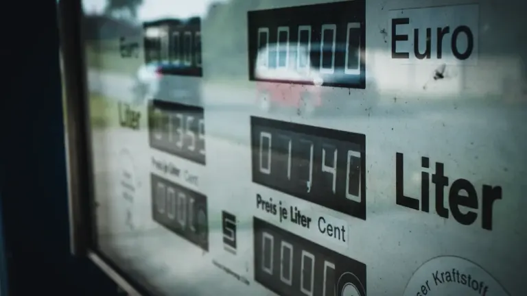 Nahaufnahme einer digitalen Zapfsäulenanzeige an einer Tankstelle in Düsseldorf, Deutschland.