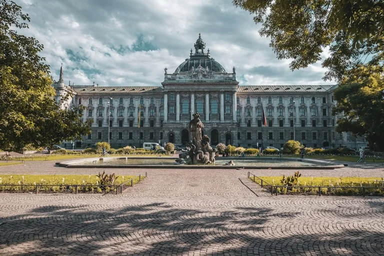 Wie das Bundesverfassungsgericht Grundrechte im Alltag schützt