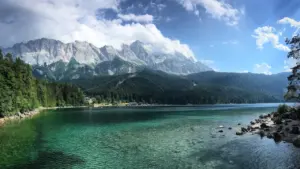 Blick auf den kristallklaren Eibsee mit der majestätischen Zugspitze im Hintergrund in Bayern.