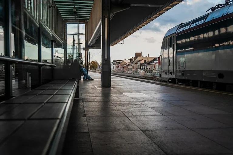 Zug im Traum verpasst: Was der Zeitdruck spiegeln kann